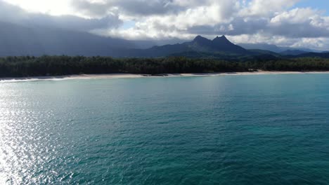 Volando-Hacia-Las-Hermosas-Playas-Tropicales-De-La-Isla-Hawaiana,-El-Bosque-Selvático-Y-Las-Majestuosas-Montañas