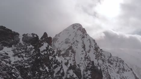 Vista-Aérea-De-Montañas-Rocosas-Dentro-De-Una-Nube-De-Tormenta-De-Nieve,-En-Kaunertal,-Austria---Pan,-Tiro-De-Drone