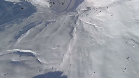 Luftaufnahme-Mit-Blick-Auf-Eine-Verschneite-Berglandschaft-Im-Sonnigen-Tirol---Neigung,-Drohnenaufnahme