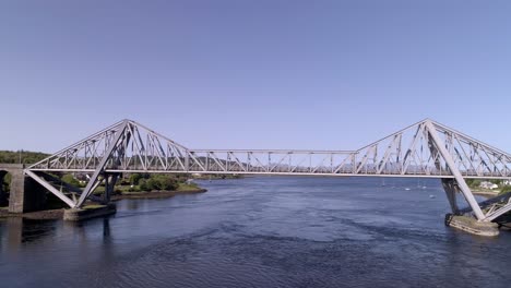 Kran-Schoss-Hoch-Und-über-Die-Connel-Brücke,-Um-Die-Mullberge-Im-Hintergrund-Zu-Enthüllen