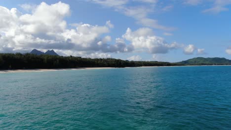 Superschneller-Schwenk-über-Den-Tropischen-Hawaiianischen-Strand-An-Einem-Heißen-Tag