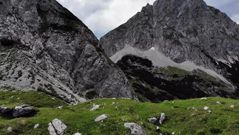 Luftbild-Der-österreichischen-Alpen-Drachensee-Berg-Rollt-über-Hügel
