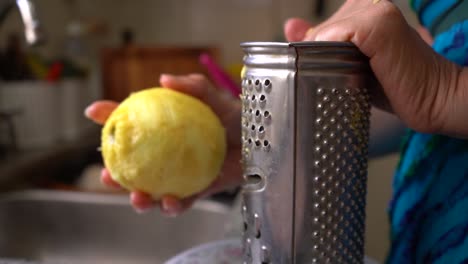 Nahaufnahme-Von-Händen,-Die-Zitronenschale-In-Der-Küche-Reiben