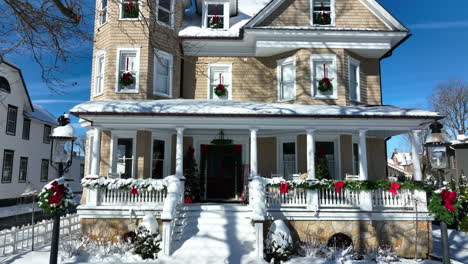 Charming-Victorian-home-decorated-with-Christmas-wreath-and-garland