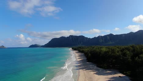Langsam-über-Dem-Tropischen-Hawaiianischen-Strand-Entlang-Des-Dschungelwaldes-Fliegen