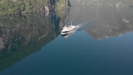 Die-Fähre-Fährt-Langsam-Durch-Einen-Ruhigen-Norwegischen-Fjord