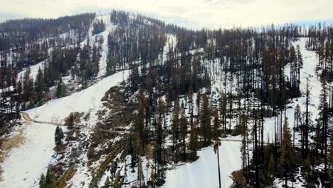 Sobrevuelo-Dinámico-De-Drones-Aéreos-De-Sierra-At-Tahoe-Quemado-Por-Un-Incendio-Forestal