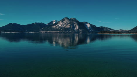 Pintoresco-Lago-Bávaro-Walchensee-En-El-Sur-De-Alemania-En-Las-Montañas-De-Los-Alpes-Cerca-De-Austria