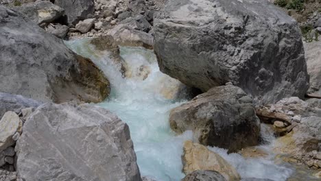 Wasser,-Das-Durch-Felsen-In-Den-österreichischen-Alpen-Rauscht