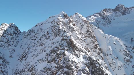 Luftaufnahme-Rund-Um-Schneebedeckte-Und-Felsige-Berggipfel,-Im-Sonnigen-Kaunertal,-österreich---Kreisen,-Drohne-Erschossen