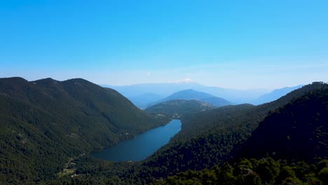 Luftdolly-Am-Tinquilco-See-Zwischen-Anden,-Die-Mit-Grünem-Regenwald-Bedeckt-Sind,-Huerquehue-Nationalpark,-Chile