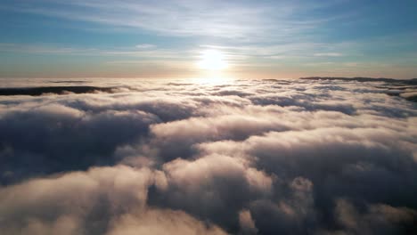 über-Den-Wolken-Dem-Sonnenaufgang-Entgegenfliegen
