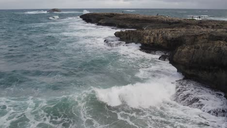 Wellen-Gegen-Rock-Point-In-Laie-Hawaii-Oahu-Drohne-Ariel-Erschossen