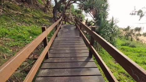 Persönliche-Perspektive-Eines-Surfers,-Der-Die-Treppen-Der-Promenade-Hinuntergeht-Und-Im-Morgengrauen-An-Einem-Australischen-Strand-Ankommt