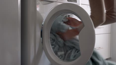 Frau-Legt-Decke-In-Waschmaschine,-Lädt-Kleidung-In-Waschmaschine-Und-Schließt-Tür