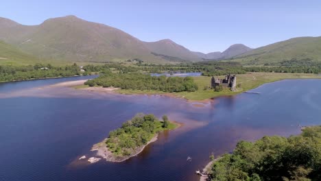 Wide,-right-to-left-pan-of-Kilchurn-Castle-sitting-in-Loch-Awe-on-a-sunny-day