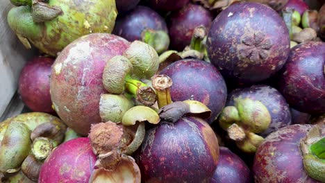 Una-Caja-De-Exótica-Fruta-Comestible-Tropical-De-Mangostán-Morado-Maduro-En-El-Sudeste-Asiático,-Cierre-Estático