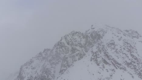 Luftaufnahme-Von-Dramatischen-Rocky-Mountains-In-Einem-Blizzard-Sturm---Umlaufbahn,-Drohnenaufnahme