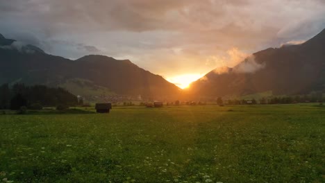 Regnerischer-Sonnenuntergang-Des-österreichischen-Alpenfeldes