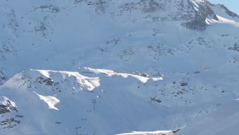 Vista-Aérea-De-Drones-De-Remontes-Hasta-Montañas-Nevadas-En-Kaunertal,-Invierno-En-Austria