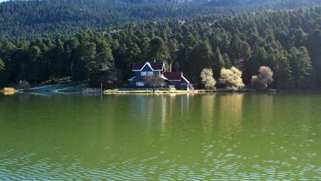 Golcuk-Lake-In-Bolu,-Türkei,-Der-Blick-Auf-Den-See,-Der-Von-Schottischen-Kiefern-Und-Tannen-Umgeben-Ist,-Ist-Zu-Jeder-Jahreszeit-Großartig