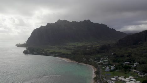 Hermosa-Montaña-De-Oahu-Con-Tiro-Panorámico-De-Drones