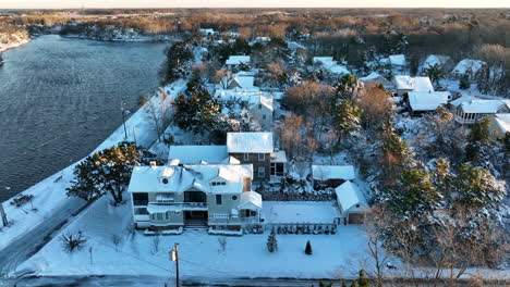 USA-Homes-by-bay-in-winter-snow