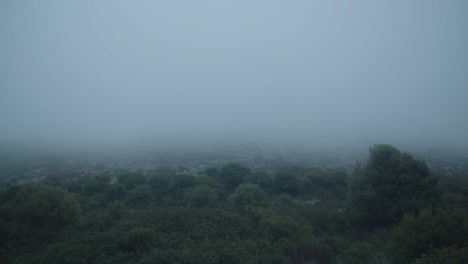 Niebla-Brumosa-Paisaje-De-Colinas-Espeluznantes,-Rocas-Y-Vegetación-De-Hierba-Verde-Baja,-En-Medio-De-La-Nada,-Estático