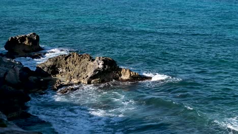 Wellen,-Die-Gegen-Felsen-Vor-Der-Küste-Der-Isla-Mujeres-In-Punta-Sur-Mexico-Schlagen