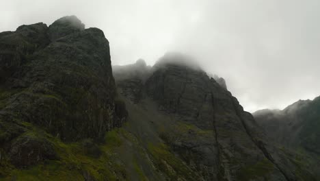 Luftaufnahme-Des-Nebligen-Bla-Bheinn-Berghangs-Auf-Der-Isle-Of-Skye,-Schottland