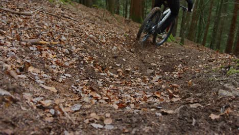 Ein-Mountainbike-Rutscht-In-Zeitlupe-Einige-Blätter-Hinunter