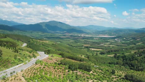 Camino-Ventoso-En-La-Región-Montañosa-Del-Norte-De-Tailandia-En-Un-Hermoso-Día-A-Lo-Largo-Del-Río-Mekong