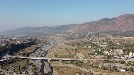 Aufnahmen,-Die-Zeigen,-Wie-Trocken-Der-Fluss-Unter-Der-Hauptbrücke-Von-Havelian-In-Pakistan-Ist,-Die-Die-Stadt-Mit-Der-Stadt-Abbottabad-In-Der-Provinz-Khyber-Pakhtunkhwa-Verbindet