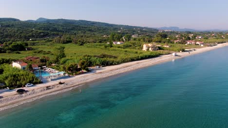 Vista-De-Drones-En-La-Playa-De-Acharavi-Y-Roda-En-La-Isla-De-Corfú,-Grecia