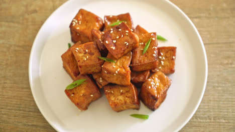 Tofu-Frito-Con-Sésamo-Blanco-Y-Salsa-Teriyaki---Estilo-De-Comida-Vegana-Y-Vegetariana
