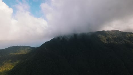 Las-Nubes-Blancas-Colgantes-Se-Mueven-Lentamente-Con-El-Viento-Sobre-La-Montaña-De-La-Isla-Turística-De-Koh-Phangan-En-Un-Día-Soleado