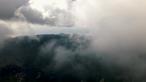 Hohe-Weiße-Wolken-An-Einem-Sonnigen-Tag-über-Der-Grünen-Touristeninsel-Koh-Pha-Ngan