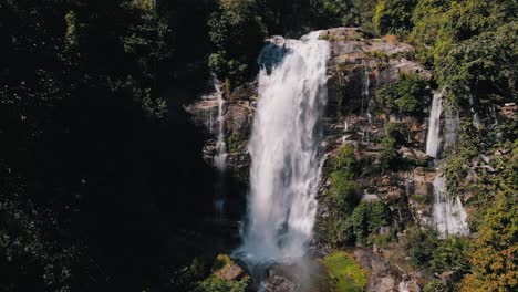 Weißes,-Schäumendes-Wasser-Fällt-An-Einem-Sonnigen-Tag-über-Den-Großen-Felsigen-Wachirathan-Wasserfall-Inmitten-Der-Grünen-Vegetation