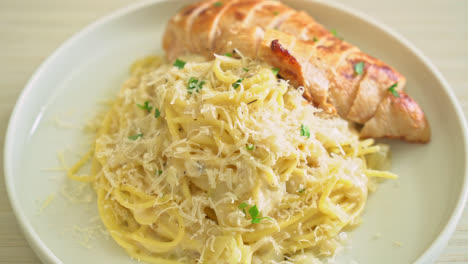 Hausgemachte-Weiße-Spaghetti-Sahnesauce-Mit-Gegrilltem-Hähnchen