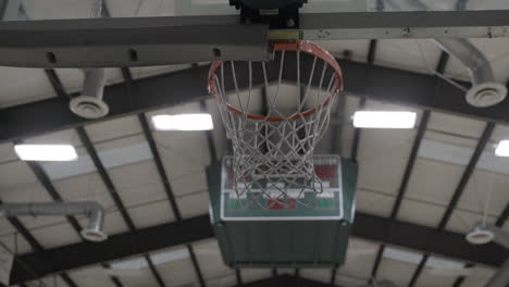 Basketball-Schoss-Alle-Netzschwünge-Hinter-Dem-Brett-Mit-Einem-Niedrigen-Winkel