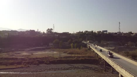 Transport-Und-Menschen-überqueren-Die-Hauptbrücke-Von-Havelian-In-Pakistan,-Die-Die-Stadt-Mit-Der-Stadt-Abbottabad-In-Der-Provinz-Khyber-Pakhtunkhwa-Verbindet