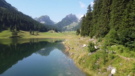 Mountain-Lake-Samtisersee,-Appenzell,-Alps-of-Switzerland
