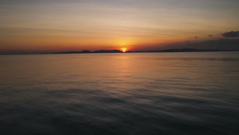 Schöner-Orangefarbener-Himmel-Durch-Den-Sonnenuntergang-Hinter-Den-Silhouetten-Einer-Anderen-Thailändischen-Insel-Mit-Traditionellen-Booten-In-Thailand-Im-Vordergrund
