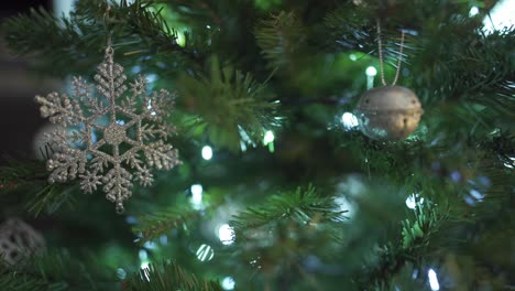 Nahaufnahme-Von-Schneeflocke-Ornament-Dekoration-Auf-Einem-Weihnachtsbaum
