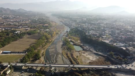 El-Transporte-Y-La-Gente-Cruzan-El-Puente-Principal-De-Havelian-En-Pakistán-Que-Conecta-La-Ciudad-Con-La-Ciudad-De-Abbottabad-En-La-Provincia-De-Khyber-Pakhtunkhwa