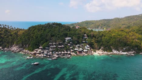 Varias-Casas-De-Taatoh-Seaview-Resort-Construidas-Una-Encima-De-La-Otra-Sobre-Una-Roca-Verde-En-La-Hermosa-Bahía-Verde-azul-De-Tiburones-En-Tailandia