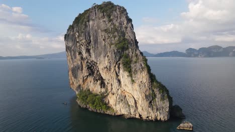 Schöne-Teilweise-Bewachsene-Steile-Klippen-Eines-Einsamen-Felsens-Namens-Ho-Ma-Tang-Ming-In-Thailand-An-Einem-Sonnigen-Tag