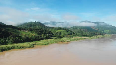 En-Montañas-Cubiertas-De-Nubes-A-Lo-Largo-De-Un-Gran-Río,-Frontera-Del-Río-Mekong-De-Tailandia-Y-Laos