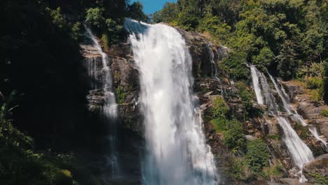 An-Einem-Sonnigen-Tag-Fällt-Eine-Riesige-Menge-Wasser-über-Den-Großen-Wachirathan-Wasserfall-Zwischen-Den-Grünen-Bäumen-Und-Der-Vegetation
