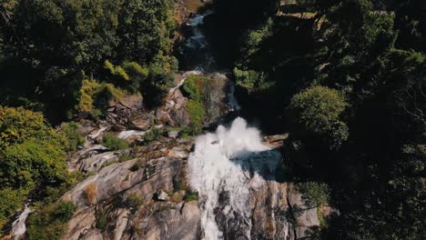 El-Agua-De-La-Cascada-Wachirathan-Cae-Desde-Una-Gran-Altura-Sobre-Rocas-Divididas-Entre-La-Naturaleza-Verde-En-Tailandia